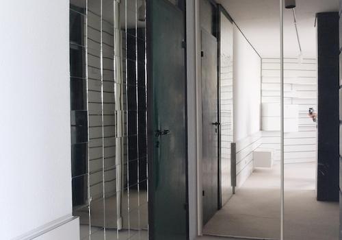 Ankleide mit Spiegelschrank