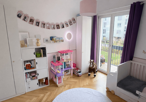 Kinderzimmer mit Balkonzugang