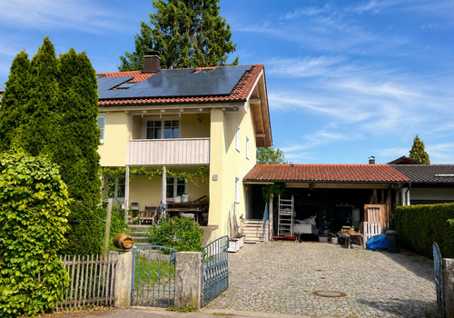 Hofansicht mit Garagen