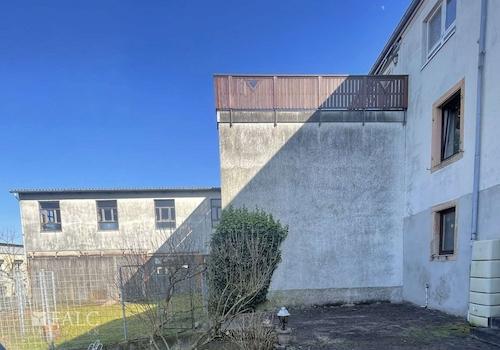 Rückansicht mit Werkstatt und Halle