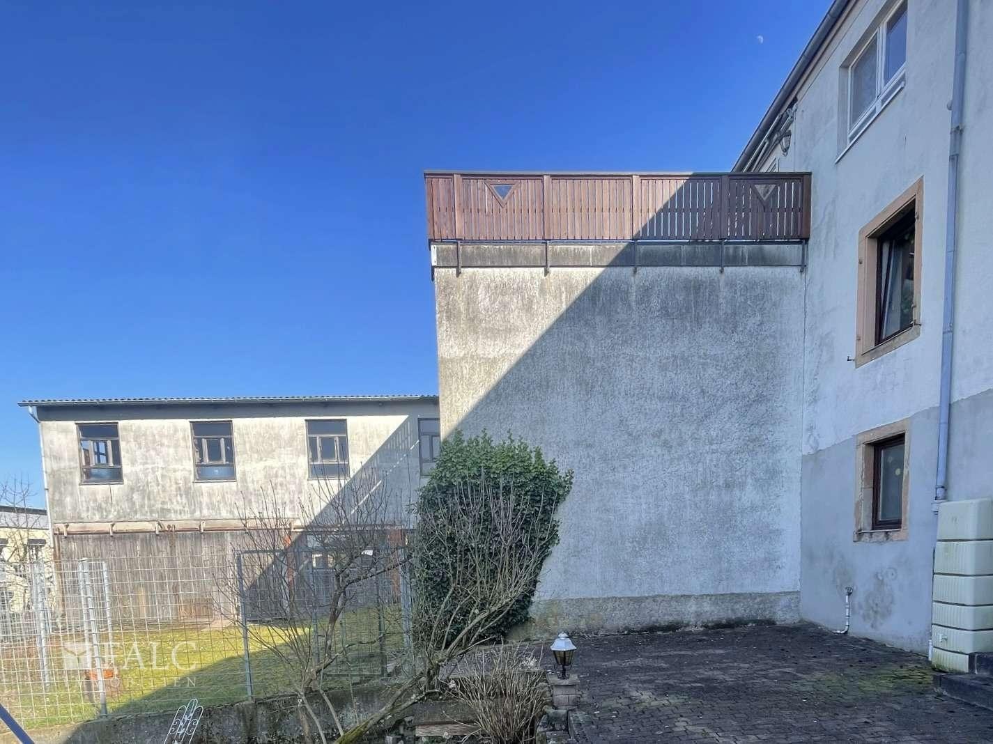 Rückansicht mit Werkstatt und Halle