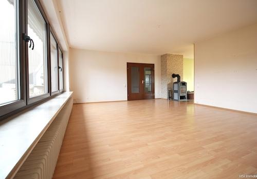 Wohnzimmer mit Kamin und großer Doppeltür