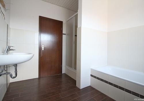 OG Bad mit Dusche und Wanne