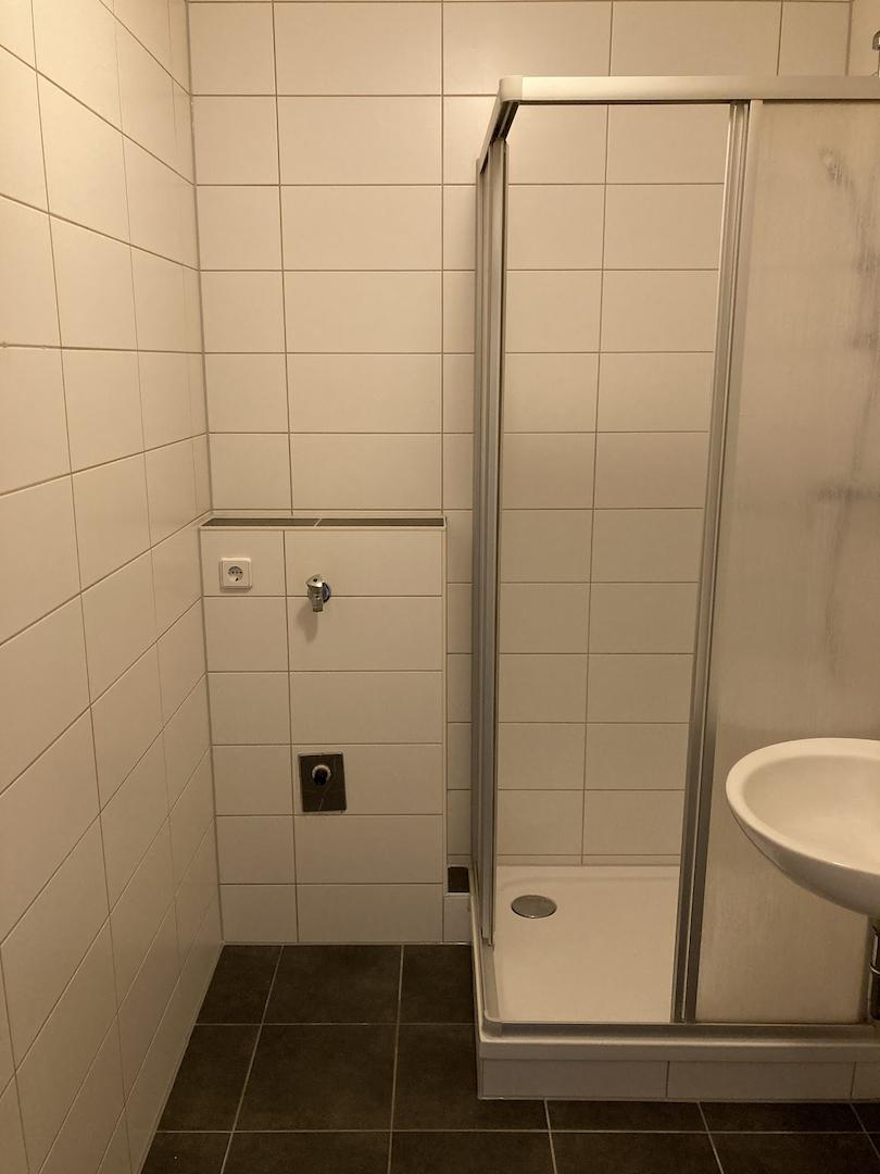 Badezimmer mit Dusche (Muster)