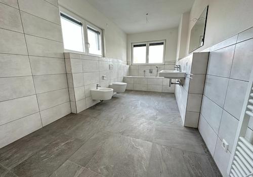 Bad mit Dusche und Wanne