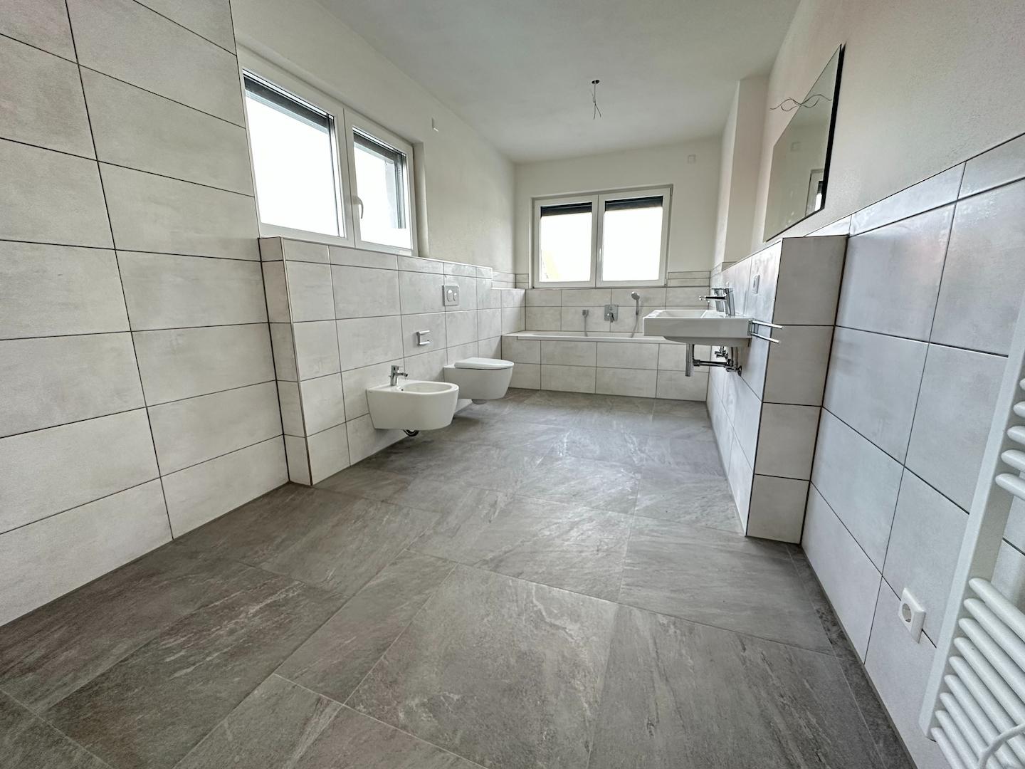 Bad mit Dusche und Wanne