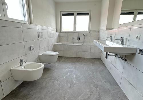 Bad mit Dusche und Wanne
