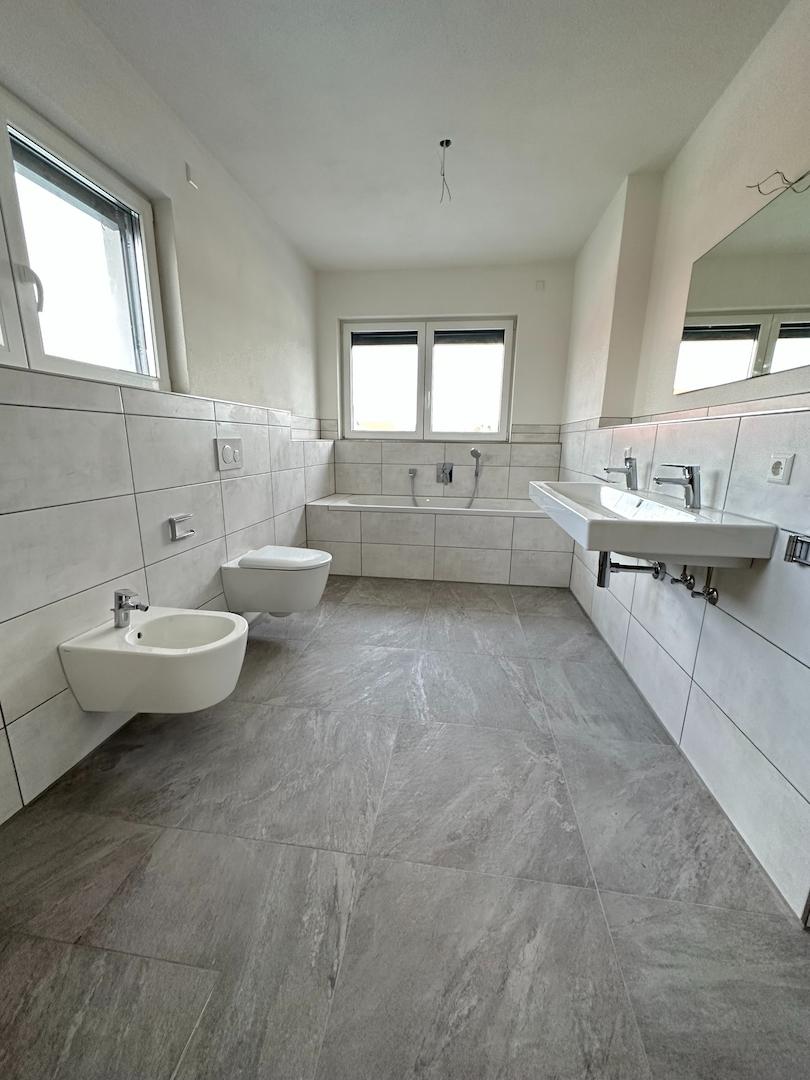 Bad mit Dusche und Wanne