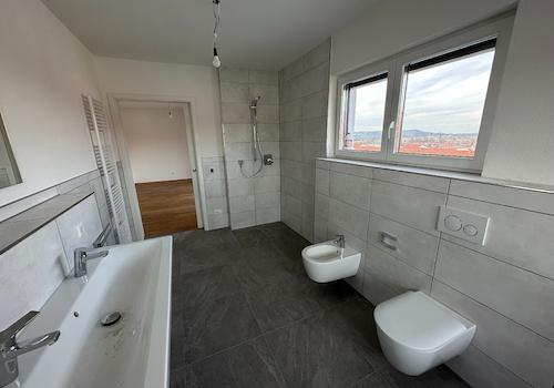 Bad mit angrenzendem Schlafzimmer