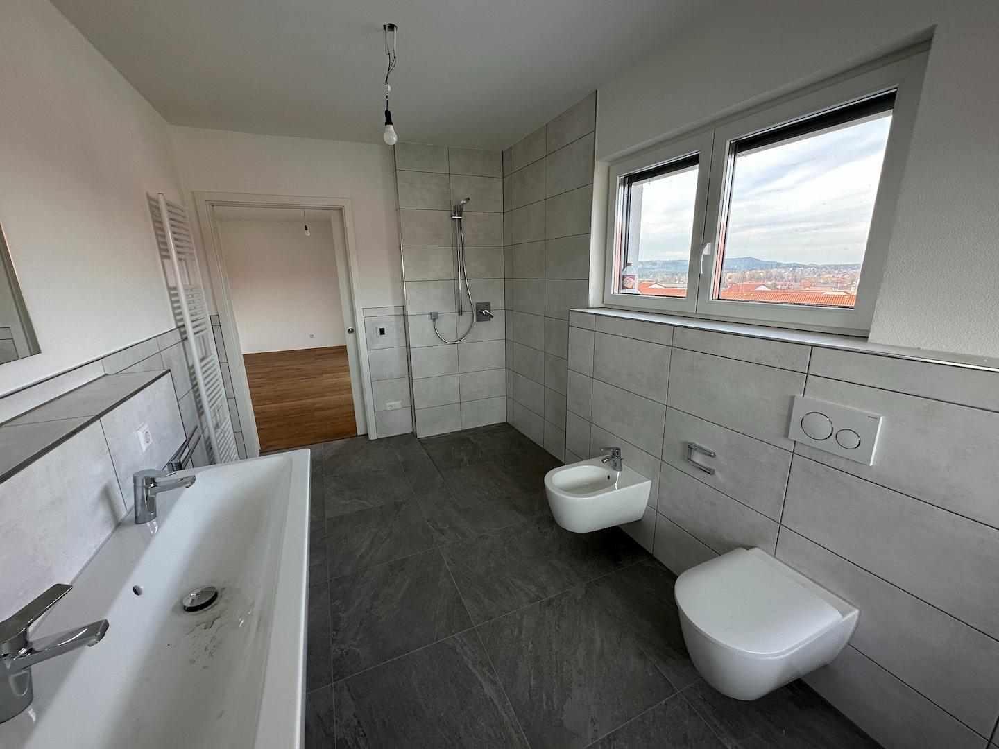 Bad mit angrenzendem Schlafzimmer