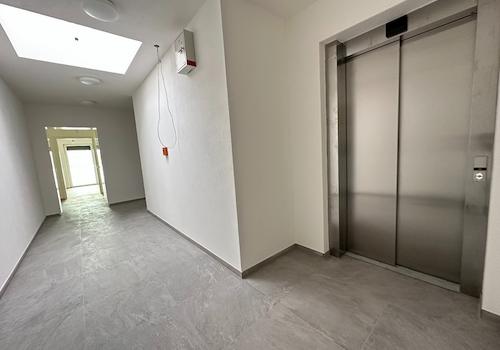 Aufzug mit Treppenhaus