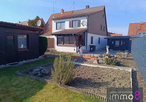 Blick vom Garten auf das Haus