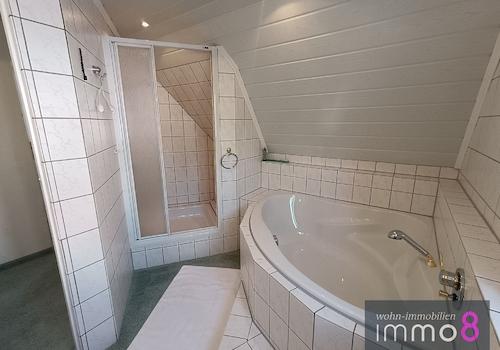 Badezimmer mit Eckbadewanne und Dusche