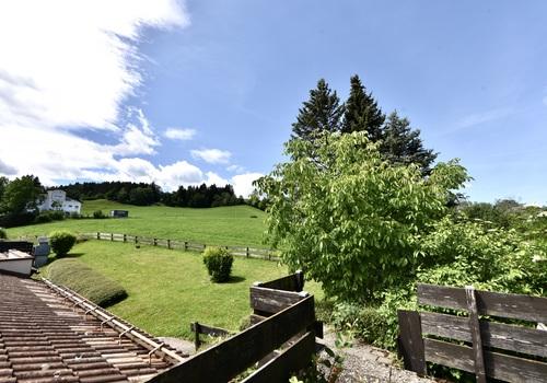 Wiese links hinter dem Gebäude