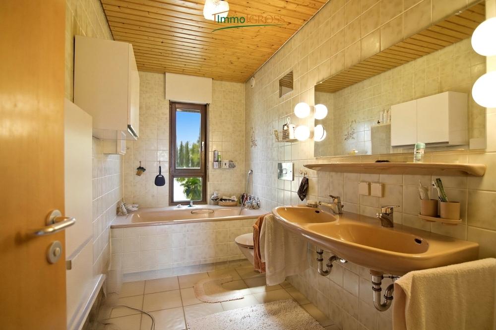 EG - Badezimmer mit Badewanne und Dusche