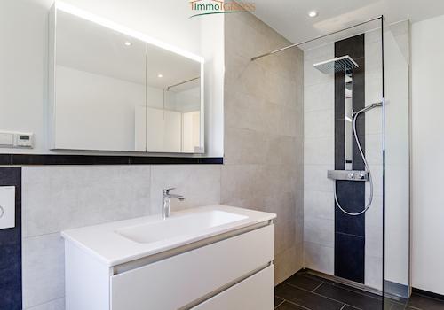 Badezimmer mit bodentiefer Dusche und Badewanne