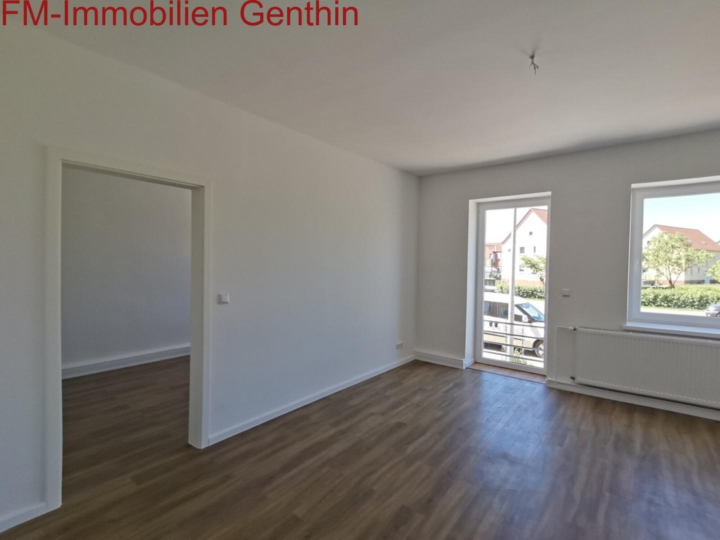 großes Wohnzimmer mit Balkon