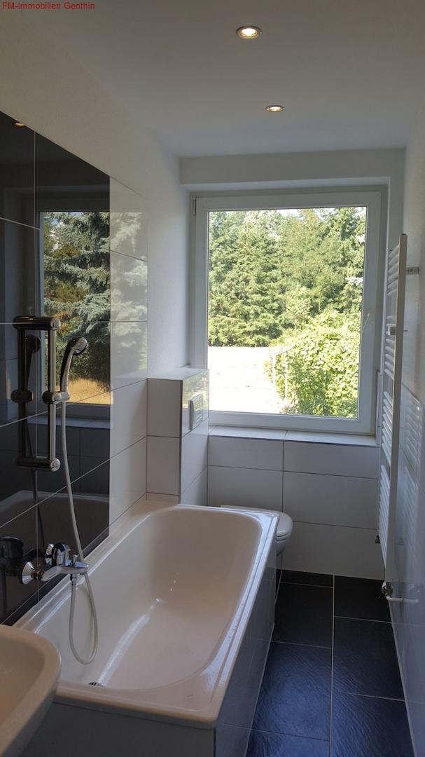 modernes wohlfühlbad Bad mit Wanne & Fenster