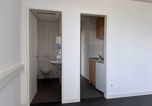 Flur mit Badezimmer und Küche