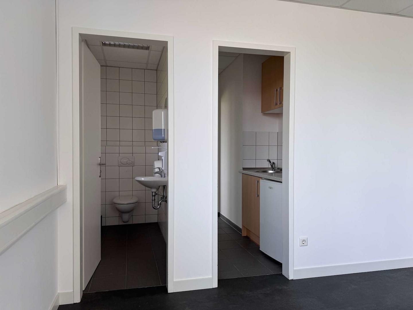Flur mit Badezimmer und Küche