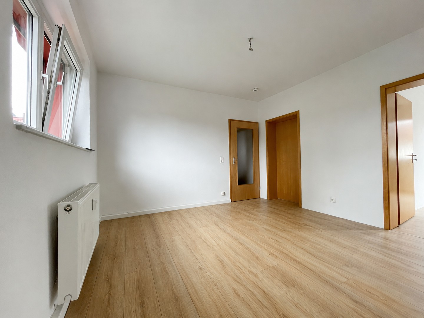 Wohnzimmer - Blick zu Türen