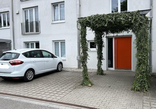 Hauseingang & Stellplatz