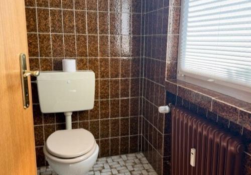 Haushälfte rechts - Gäste-WC mit Fenster