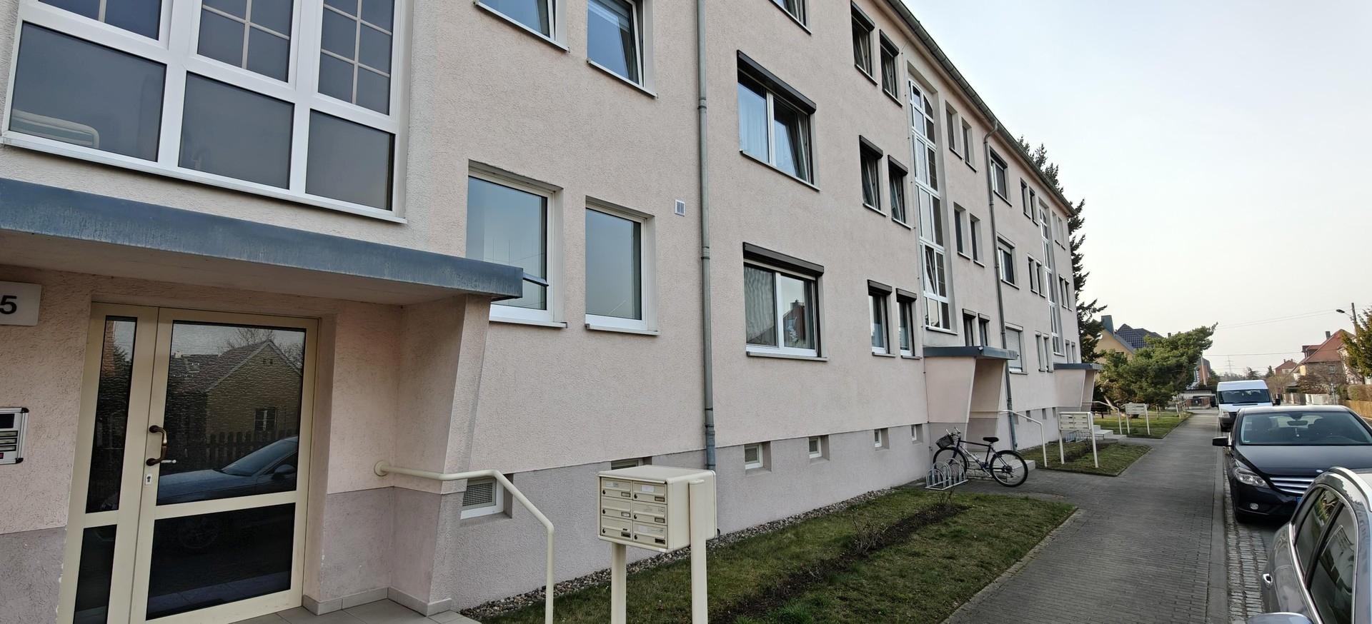 Vorderseite des Gebäudes