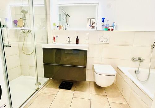 Badezimmer mit Dusche und Bade