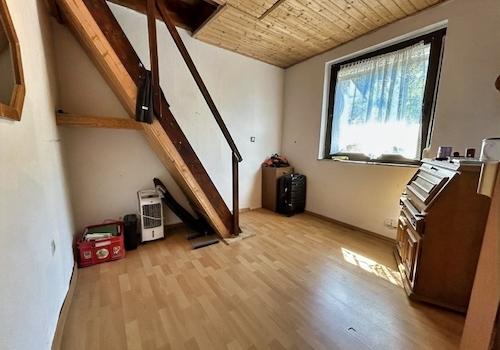 Kinderzimmer mit Treppe ins DG
