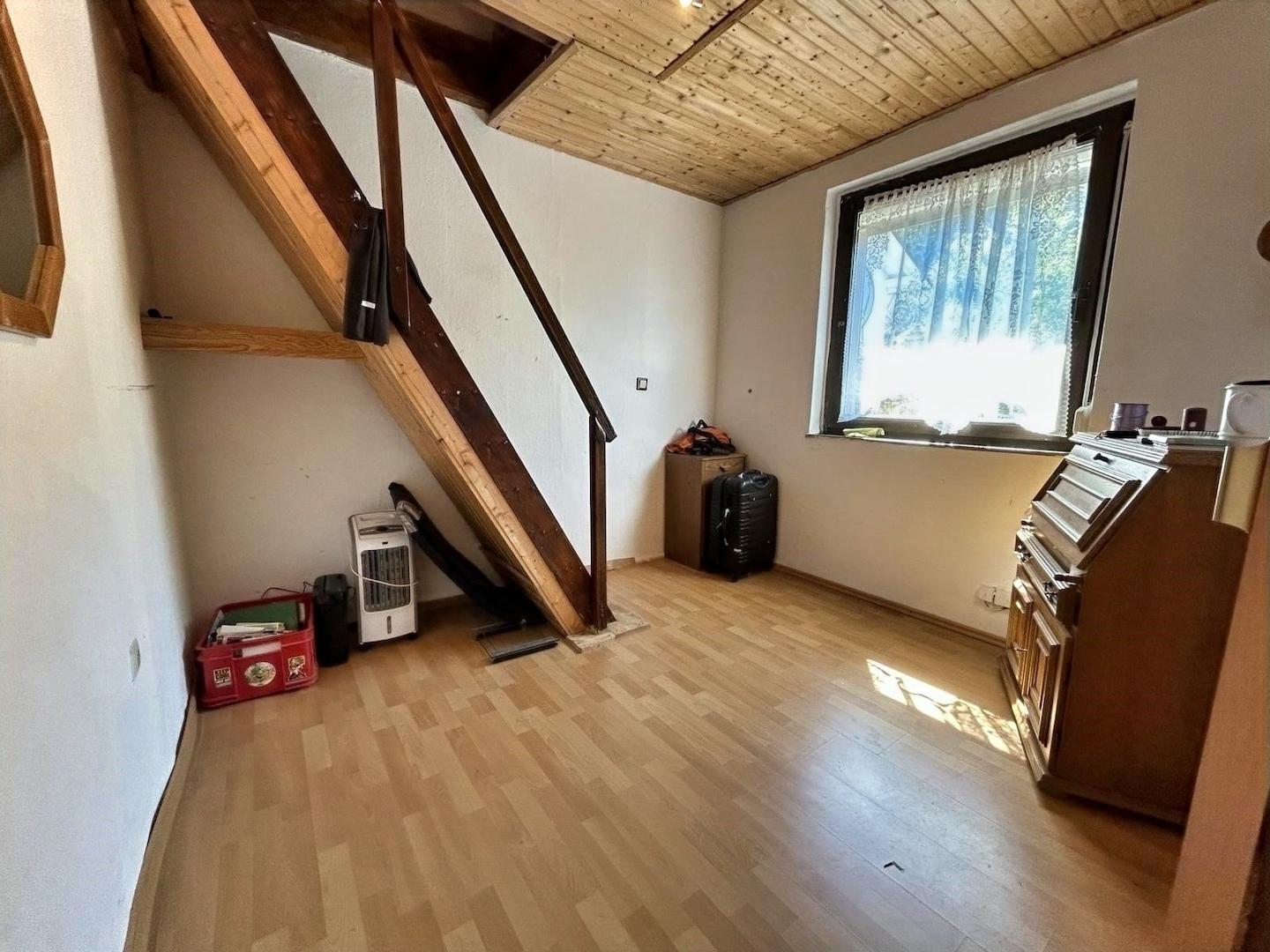 Kinderzimmer mit Treppe ins DG