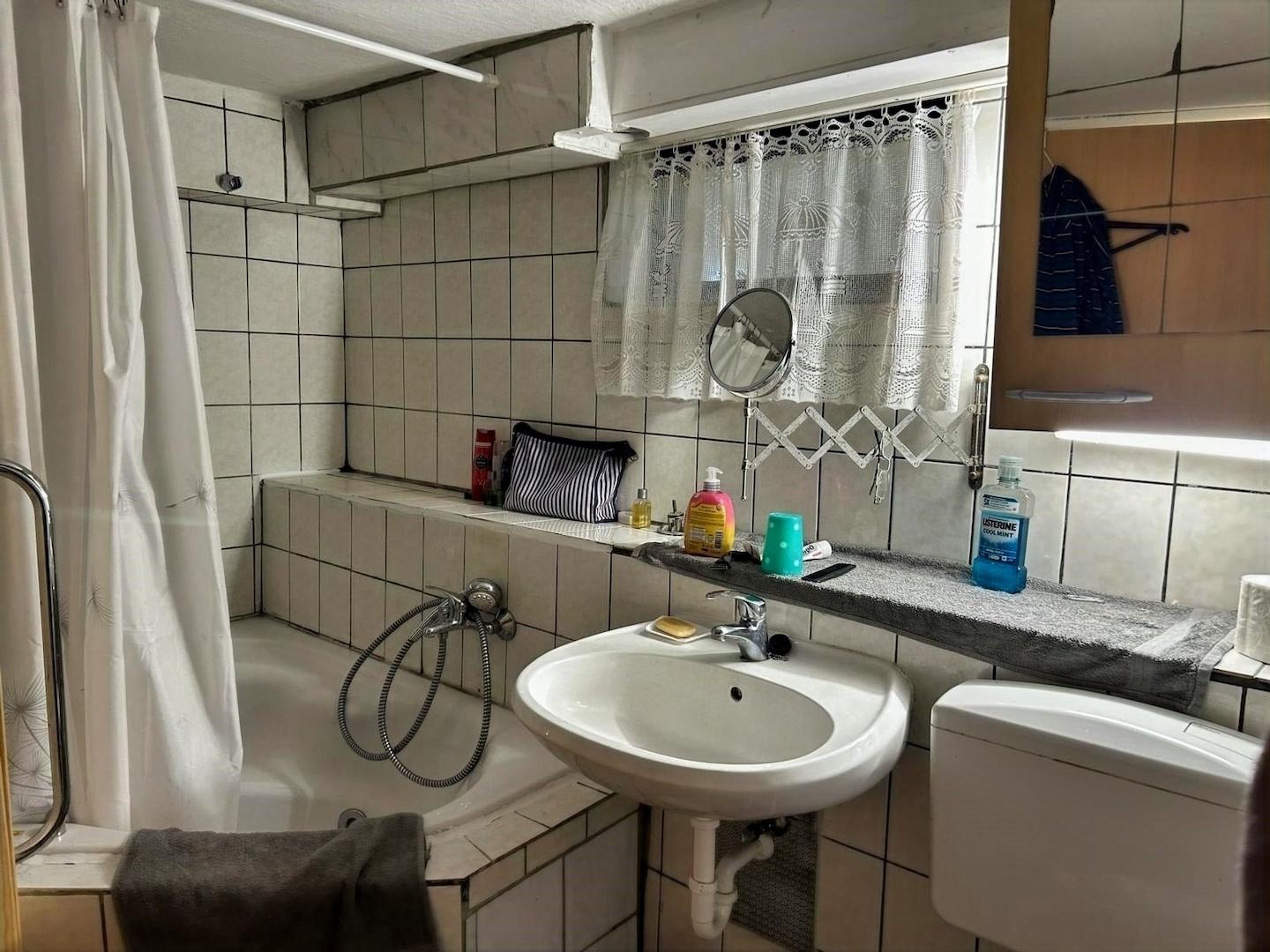 Bad mit Wanne im KG