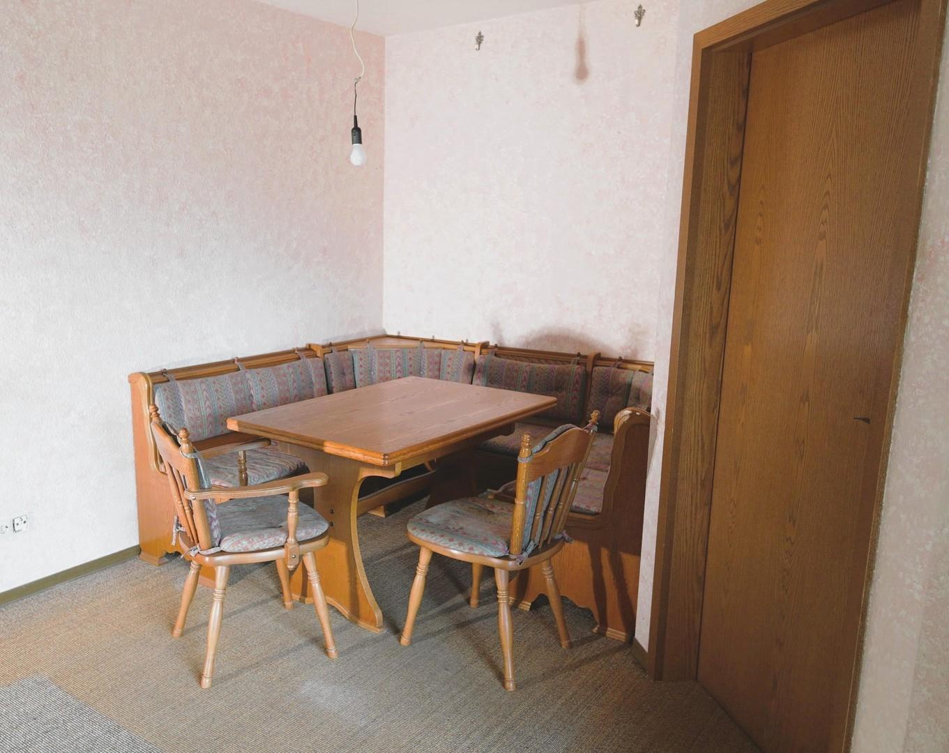Essecke im WZ mit Küchentür