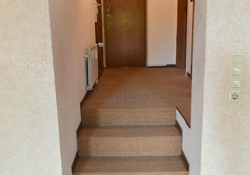 Aufgang Wohnzimmer zum Flur