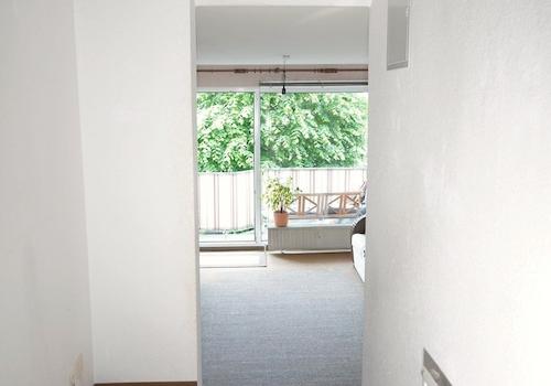 Blick vom Flur ins Wohnzimmer