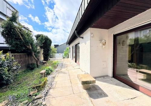 EG Terrasse entlang des Hauses
