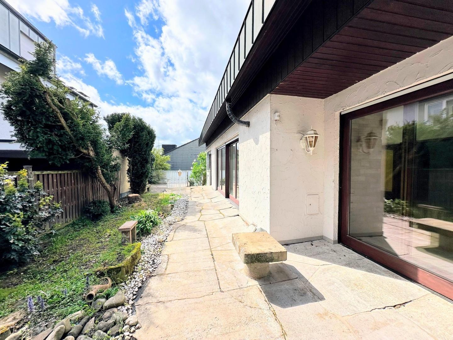 EG Terrasse entlang des Hauses