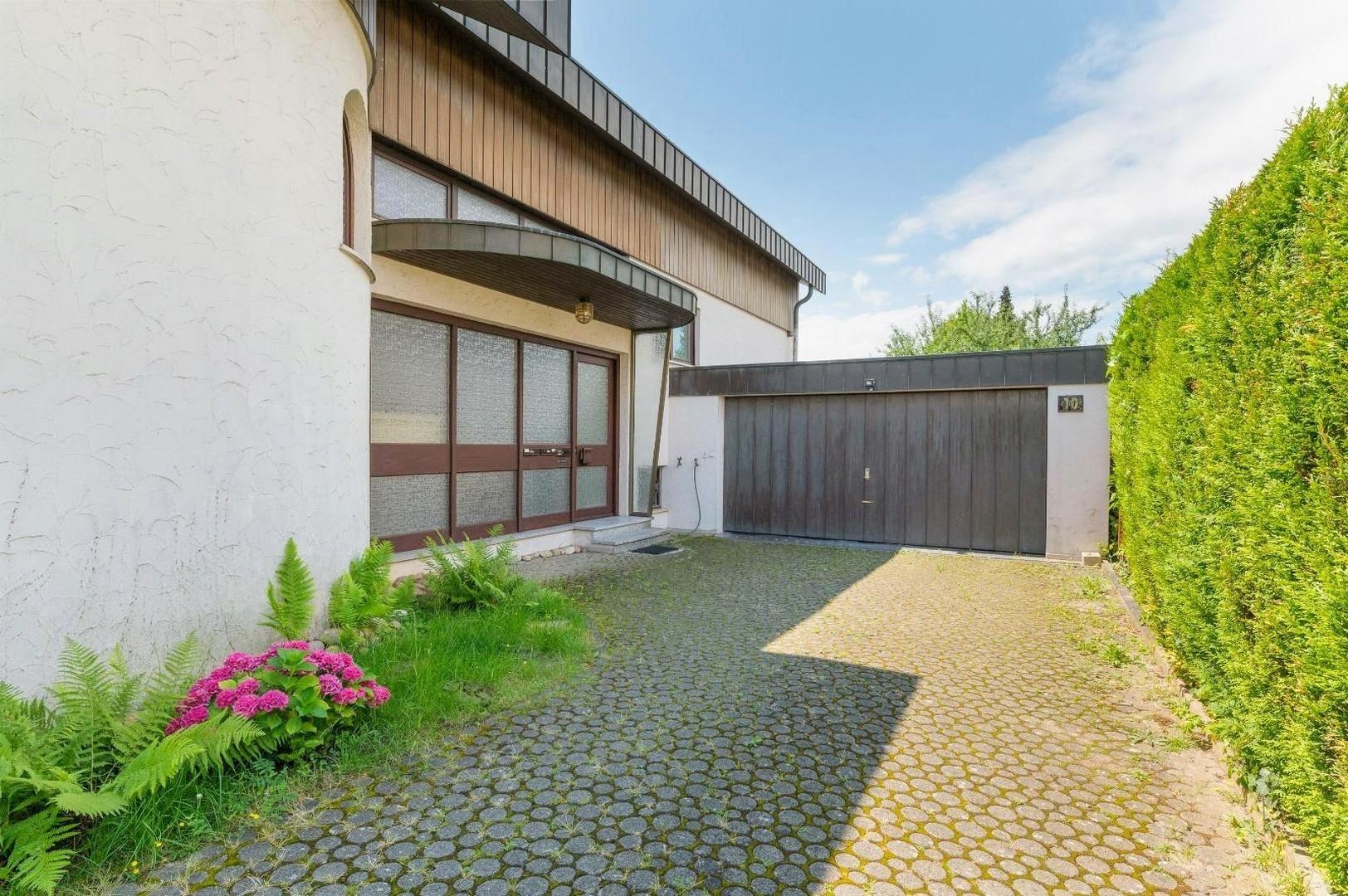 Hauseingang / Garagenzufahrt
