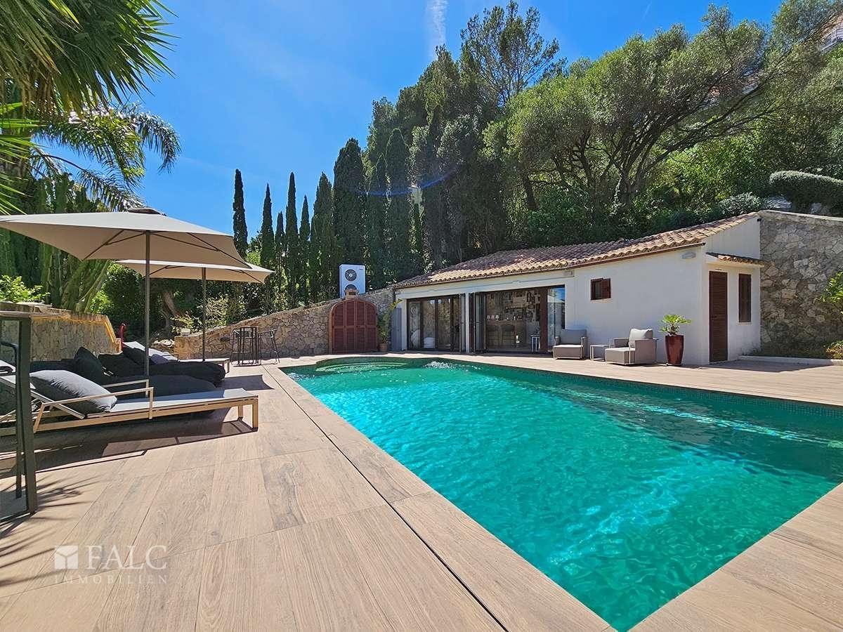 Pool und Terrasse