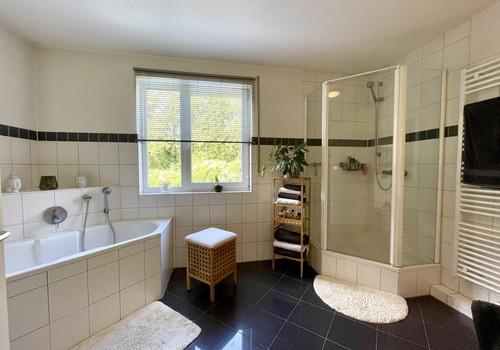 Bad mit Wanne und Dusche OG