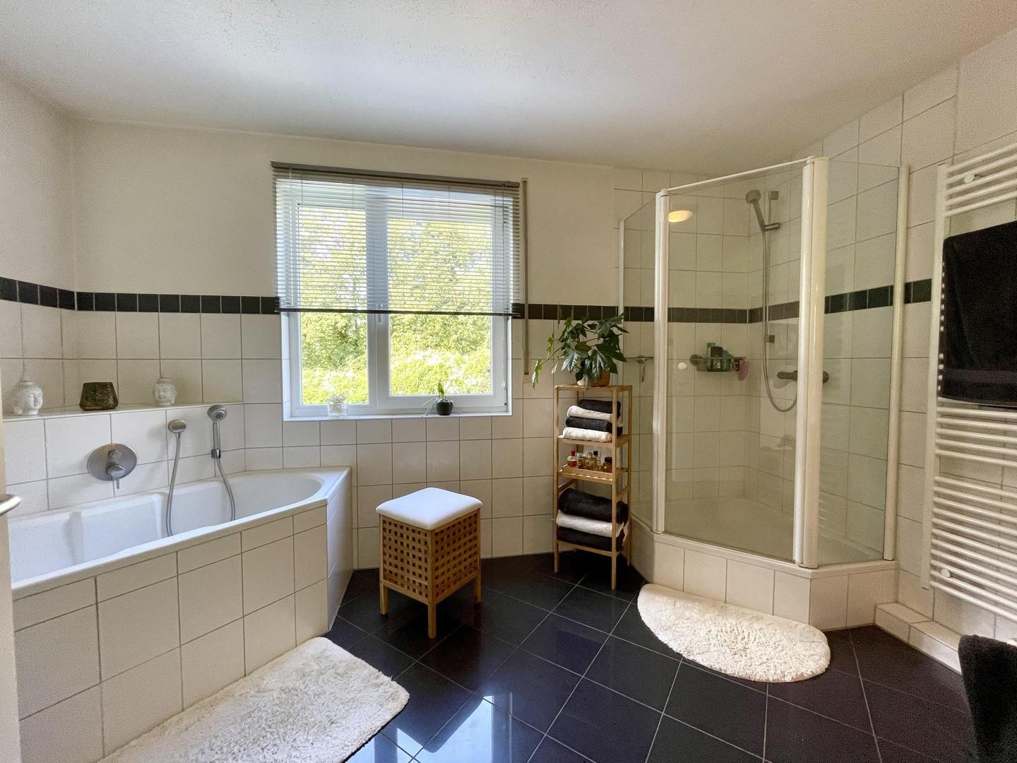 Bad mit Wanne und Dusche OG