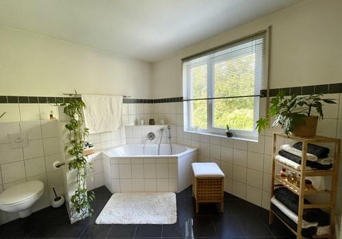 Badezimmer mit Fenster OG