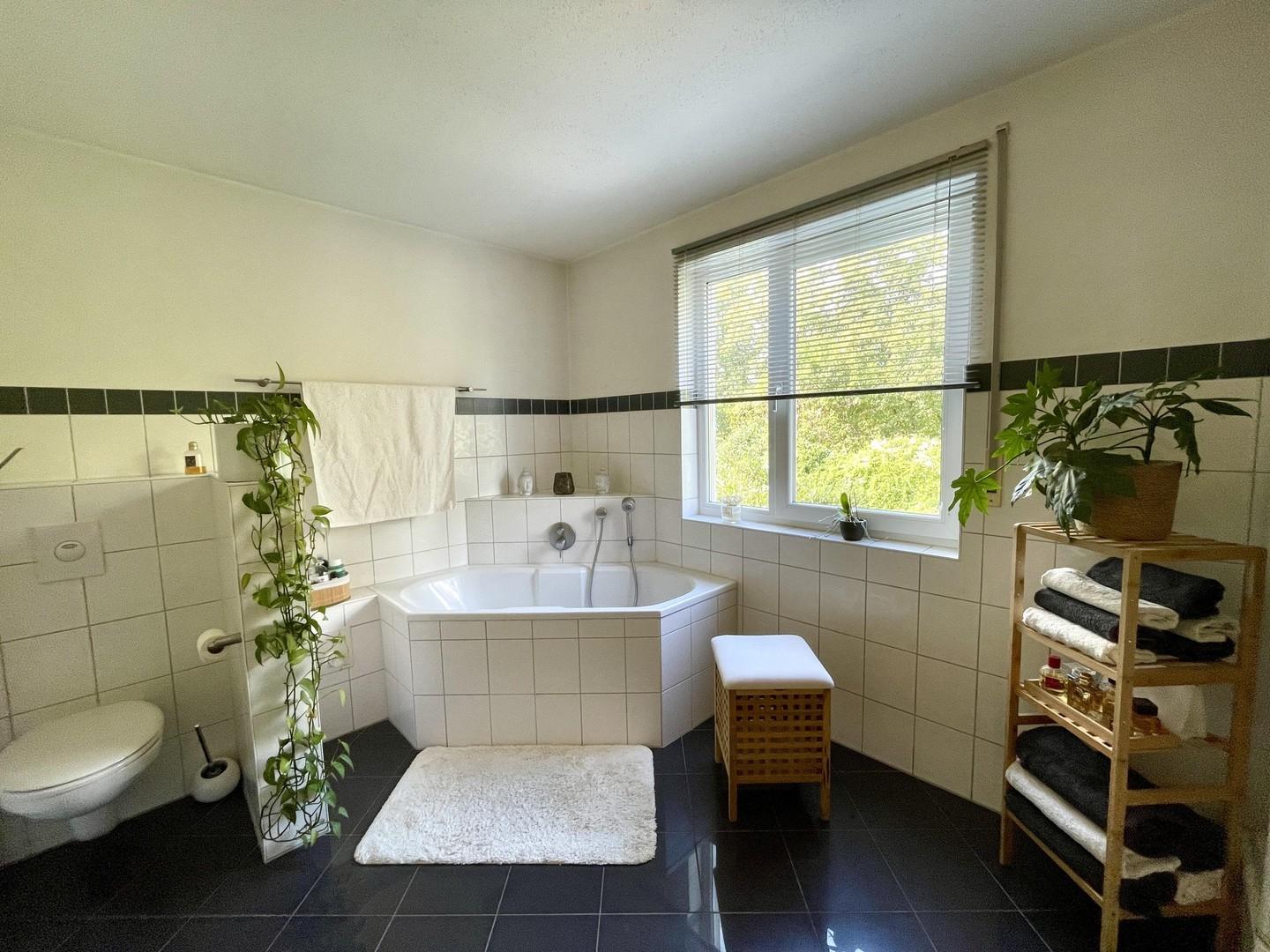Badezimmer mit Fenster OG