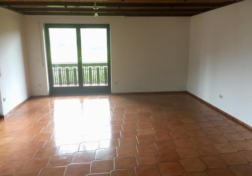 Wohnzimmer mit Balkon