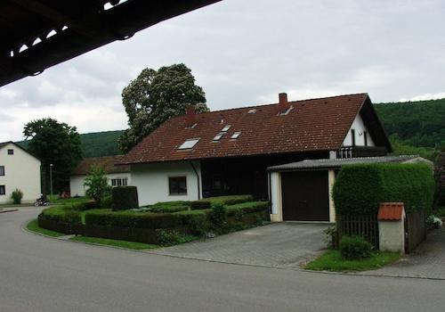 Hausansicht mit Garage