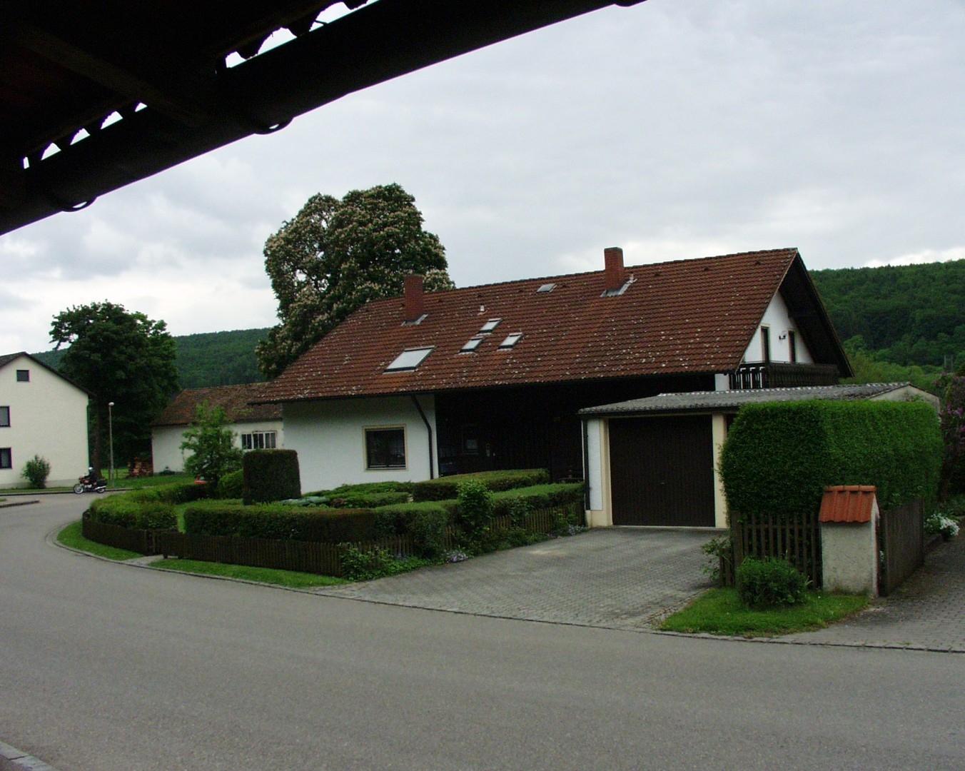 Hausansicht mit Garage