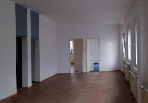 Wohnzimmer mit Küche links 