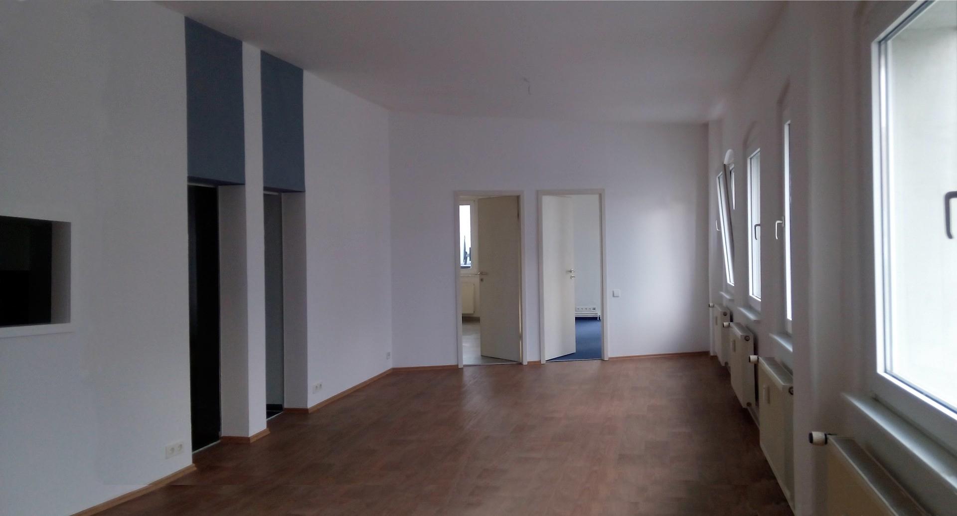Wohnzimmer mit Küche links 