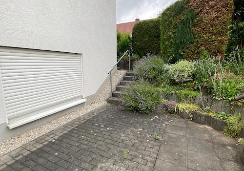 großzügige gepflasterte Sitzecke