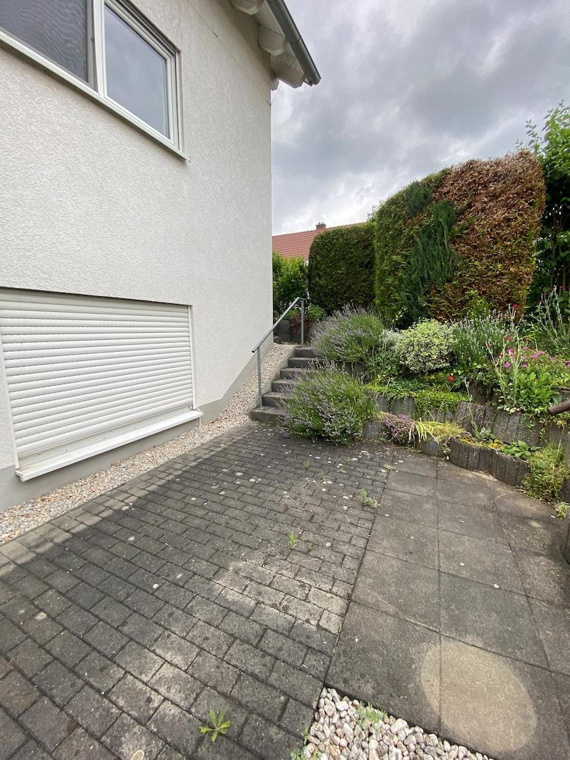großzügige gepflasterte Sitzecke